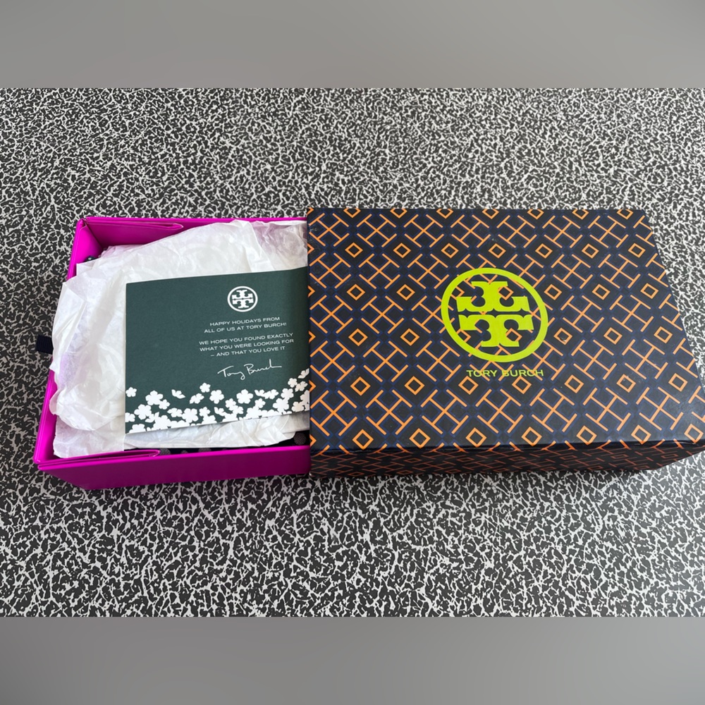 🧣 Tory Burch Long Rectangular Scarf - Picture 8 of 8